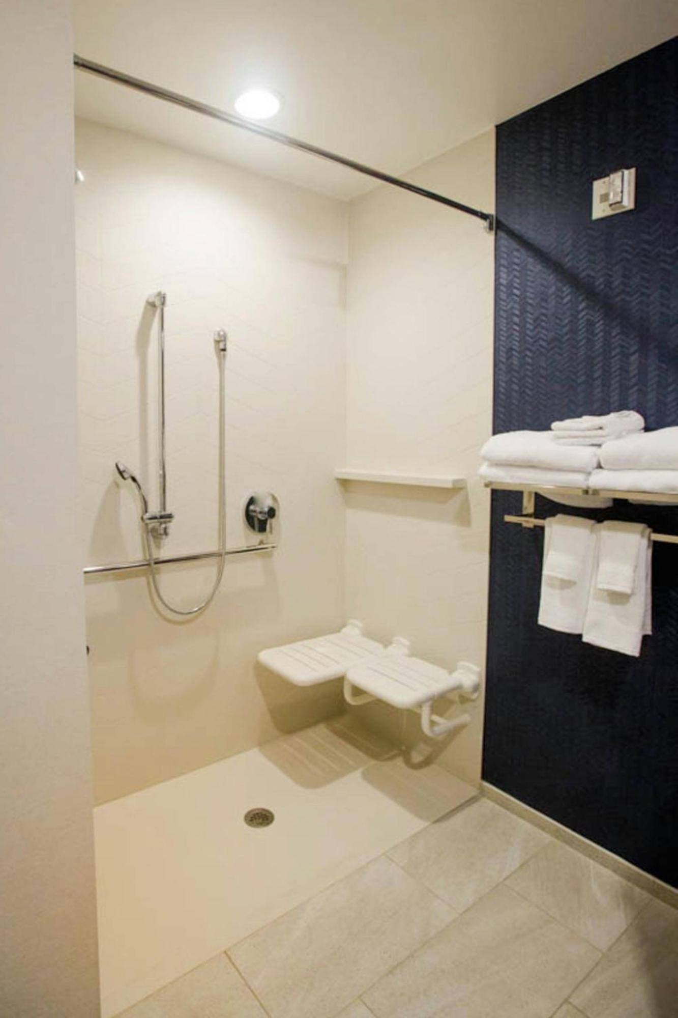 Fairfield Inn & Suites By Marriott Philadelphia Broomall/Newtown Square Екстериор снимка